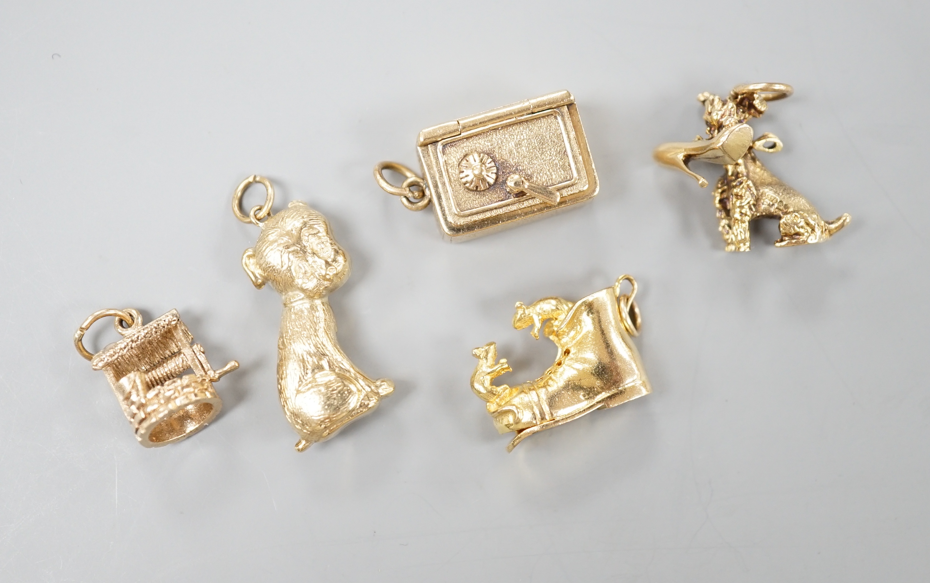 Five assorted modern 9ct gold charms, including a well, safe and boot with mice, 21.4 grams.